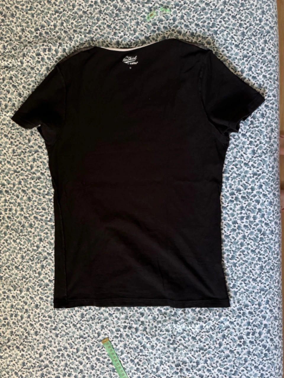 Camiseta preta com bolso cinza – photo 14